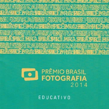 Capa em verde, com letras no topo meio embaralhadas. Título do evento em amarelo.